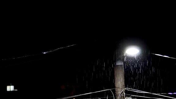 暴雨雷雨在城市房屋和电线杆上照明