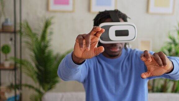 年轻人在家里用虚拟现实耳机玩游戏