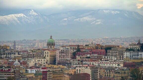 冬季那不勒斯的全景与雪山背景4kUHD