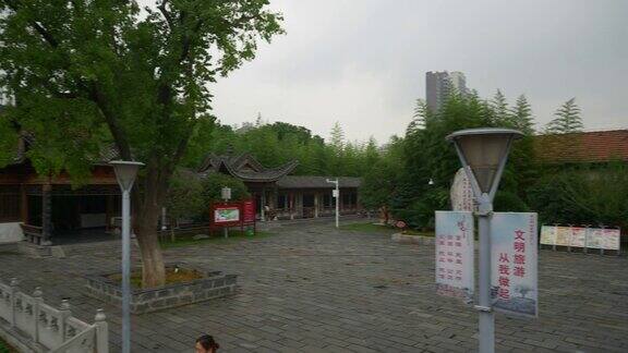 雨天武汉市著名古庙广场全景4k中国