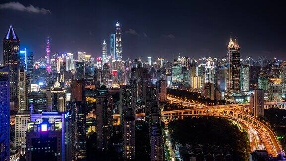 上海和繁忙的交通晚上中国上海