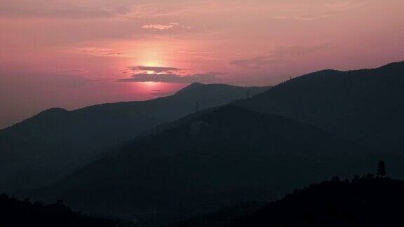 美丽的时光流逝粉红色的夕阳在山中
