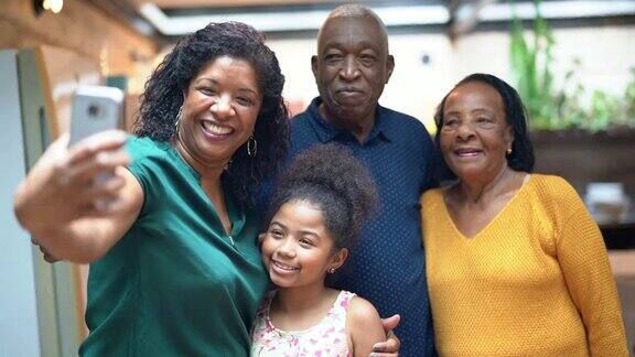 非裔西班牙家庭一起在家里自拍-多代家庭