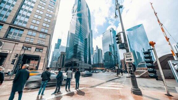 美国芝加哥商务区十字路口的4K超高清延时摄影人们步行和汽车交通运输穿过街道美国城市生活理念