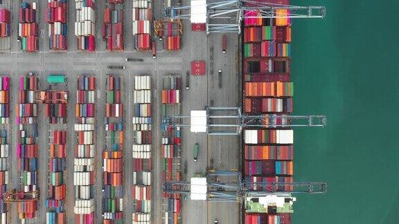 集装箱、集装箱船的进出口业务和物流用起重机将货物运到港口