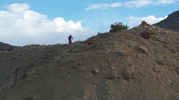空中拍摄的山地车骑下18路在Fruita科罗拉多州的山脊