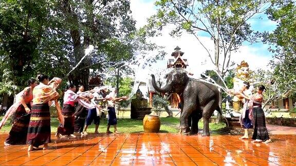 宋干节-泰国服装泼水与大象在寺庙