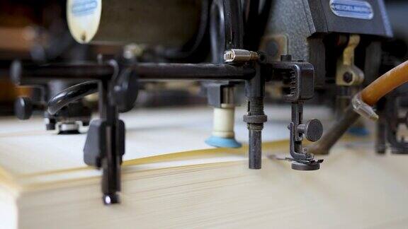 纸制品生产中的自动化机器特写