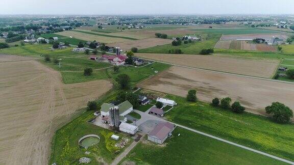 无人机拍摄的春季阿米什农场的鸟瞰图
