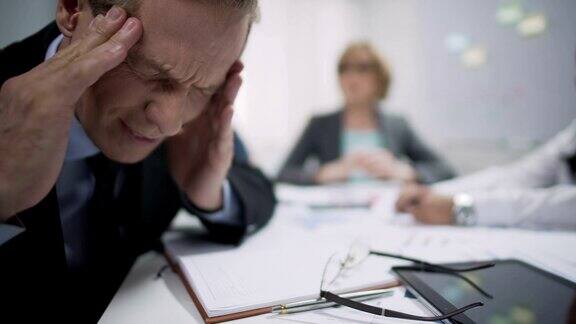 男性员工偏头痛是由于工作场所的压力和疲劳引起的