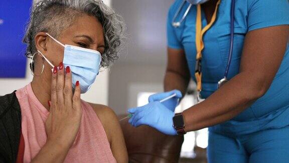 黑人护士为老年黑人妇女接种Covid-19疫苗