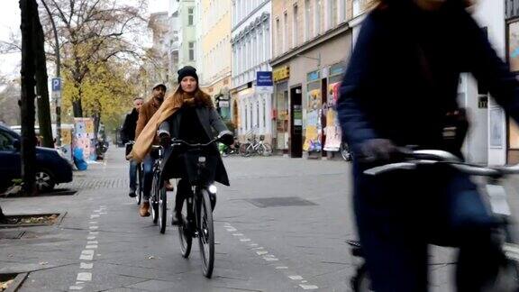 在城市人行道上骑自行车的通勤者