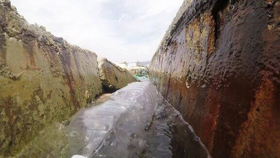 塑料瓶在水道里