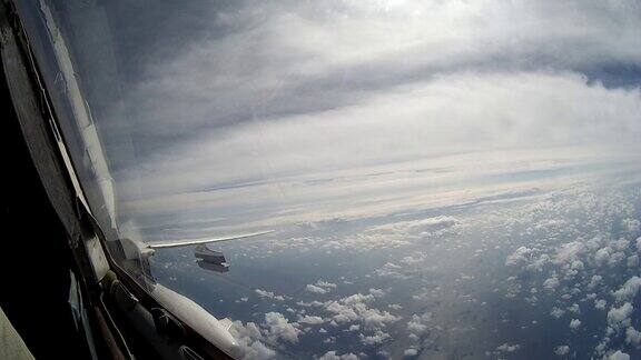 从座舱飞机上俯瞰云层