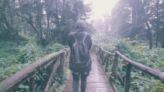 一个女人独自在雨林中旅行