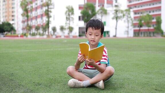 小男孩在学校读书