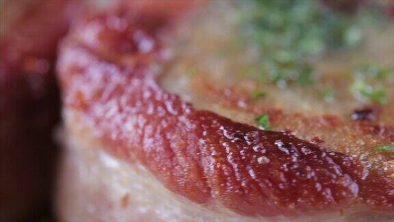 猪肉里脊周围是一片熏肉