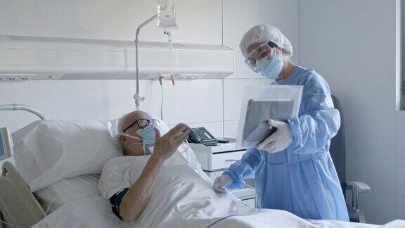医生手持平板电脑病人在视频通话