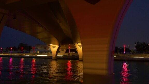 夜晚照亮了迪拜运河下的交通大桥海湾全景4k阿联酋