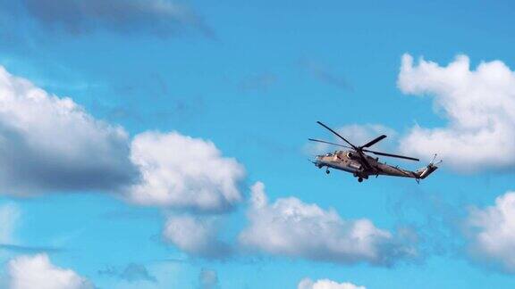 攻击直升机米-24在云层中飞行包括音频