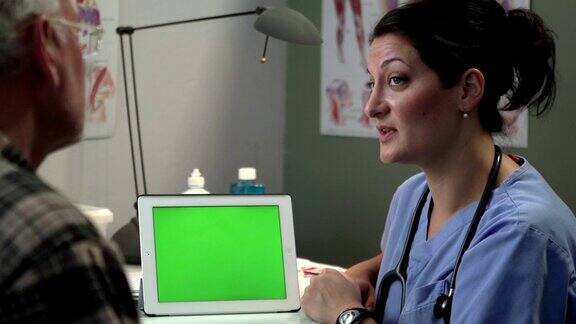 医生在绿色屏幕的平板电脑ipad上与患者讨论结果
