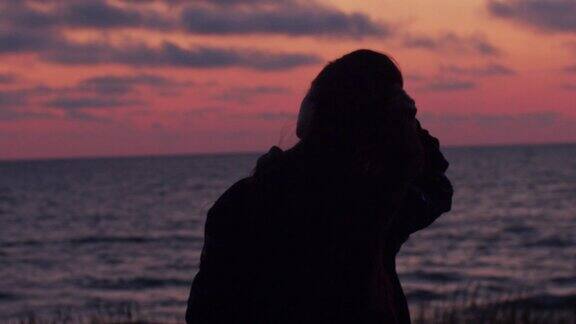 孤独的女人站在海边看海景