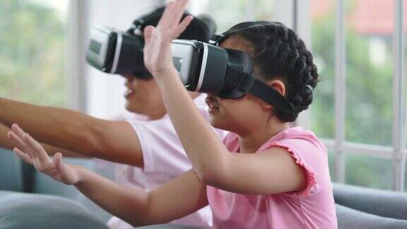 亚洲女孩玩虚拟现实游戏