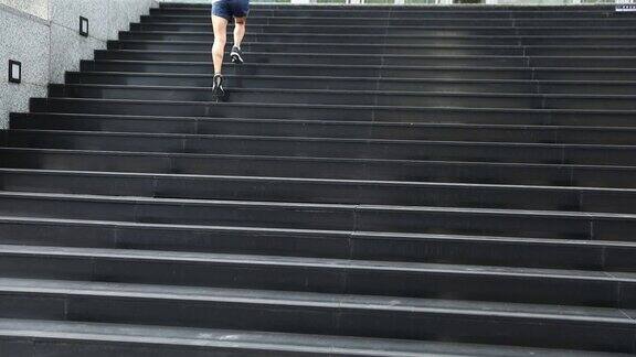 年轻女子跑步运动员上城市楼梯慢跑和城市跑步训练锻炼慢动作