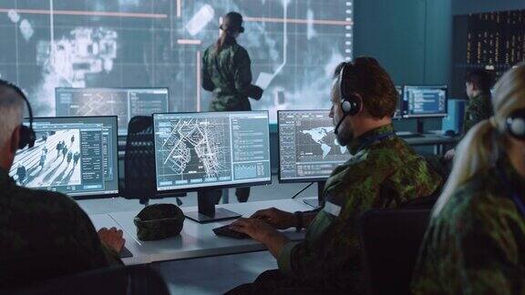 在管理国家安全、技术和陆军通信的网络控制和监控的中央办公室中心从事城市跟踪行动的军事监视军官