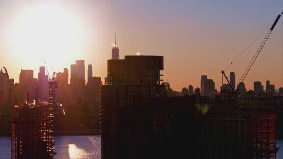 布鲁克林滨水区新建住宅楼日落时分可以看到曼哈顿下城的和自由塔的美景航拍视频与平移摄像机运动