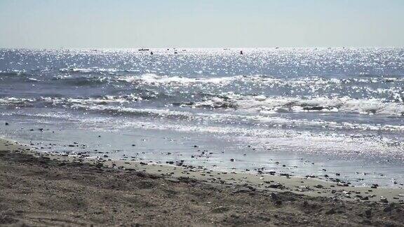 海浪拍打着沙滩