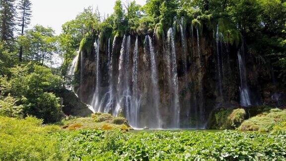 克罗地亚Plitvice湖国家公园的绿松石般的瀑布