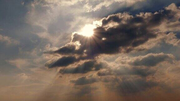 阳光从巨大的云层后面照射出来