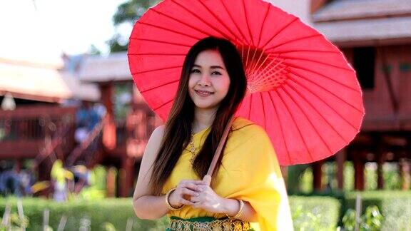 泰国妇女穿着伞的传统风格