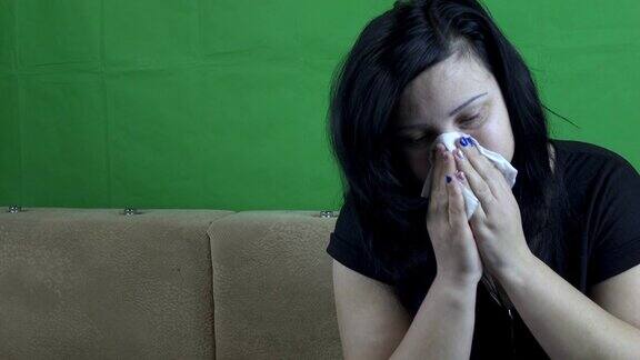 女人用手帕擤鼻子感冒、流感