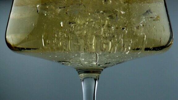 气泡酒气泡玻璃特写不同的空气斑点上升飞溅酒精