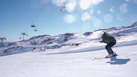 专业滑雪教练在意大利阿尔卑斯山滑雪