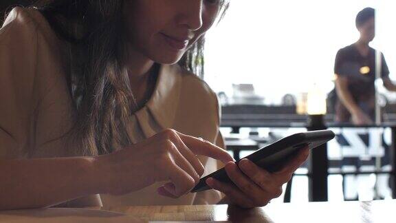 年轻的亚洲女性使用智能手机