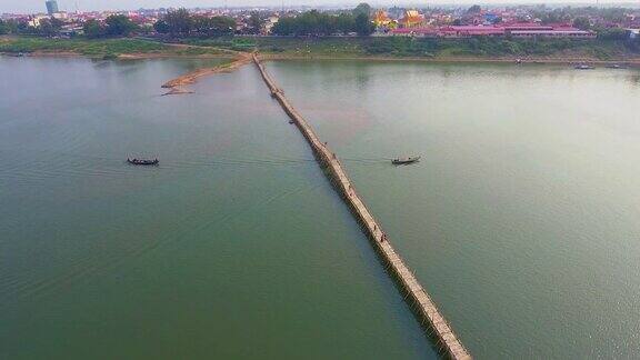 无人机拍摄:滑块拍摄湄公河上的一座长长的竹桥