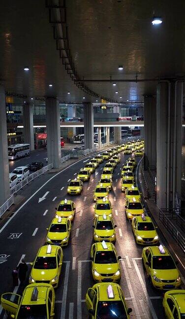 晚上机场出口处的出租车长队