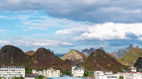 中国广西桂林城市和山脉的蓝天