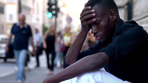 深思熟虑的绝望的孤独的非洲年轻人在街上的肖像问题想法