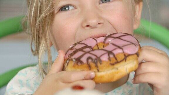 女孩吃冰甜甜圈的特写