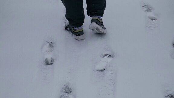 人走在雪地上留下脚印