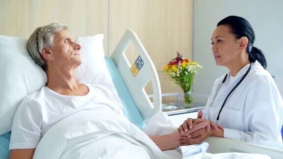 愉快的护理医生与一个生病的老人交谈