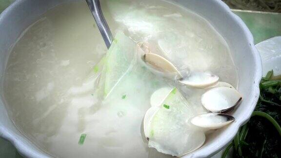 中国的一种清汤配贻贝