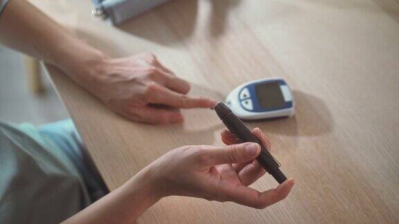 糖尿病患者使用血糖仪