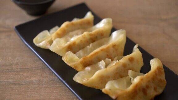 日式煎饺或加酱油的饺子小吃