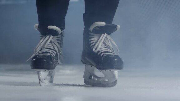冰上曲棍球运动员在溜冰场的腿
