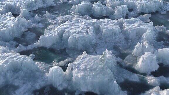 从无人机的角度来看北极冰川正在融化